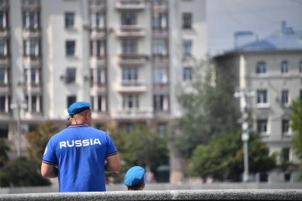 Москва. Десантники на Пушкинской набережной в День Воздушно-десантных войск России.