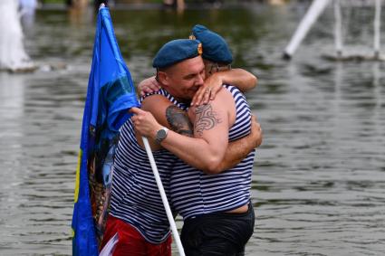 Москва. Десантники купаются в фонтане в Парке Горького в День Воздушно-десантных войск России.