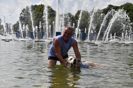 Москва. Десантник с собакой в фонтане в Парке Горького в День Воздушно-десантных войск России.