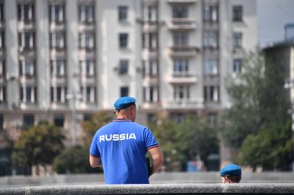 Москва. Десантники на Пушкинской набережной в День Воздушно-десантных войск России.