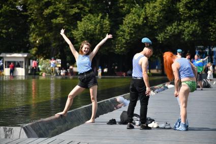 Москва. Десантник и девушки у фонтана в Парке Горького в День Воздушно-десантных войск России.