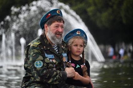 Москва. Десантник с ребенком у фонтана в Парке Горького в День Воздушно-десантных войск России.