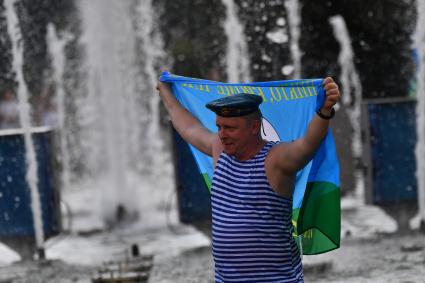 Москва. Десантник купается в фонтане в Парке Горького в День Воздушно-десантных войск России.