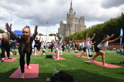 Москва. Участницы фитнес-фестиваля под открытым небом, организованного сетью клубов DDX Fitness на стадионе City Sport Красная Пресня.