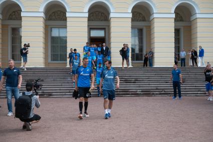 Санкт-Петербург. Главный тренер ФК `Зенит` Сергей Семак во время открытой тренировки у Русского музея в Михайловском саду.