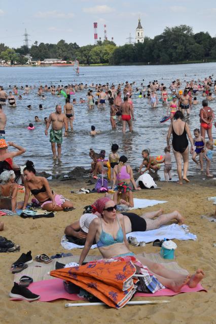 Москва. Горожане купаются в озере Белое в районе Косино-Ухтомское.