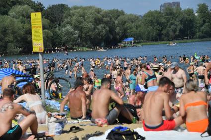 Москва. Горожане купаются в озере Белое в районе Косино-Ухтомское.