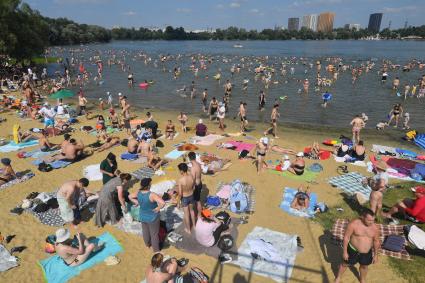 Москва. Горожане купаются в озере Белое в районе Косино-Ухтомское.