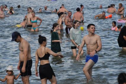 Москва. Горожане купаются в озере Белое в районе Косино-Ухтомское.