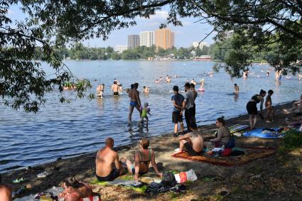 Москва. Горожане купаются в озере Белое в районе Косино-Ухтомское.