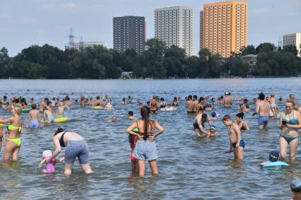 Москва. Горожане купаются в озере Белое в районе Косино-Ухтомское.