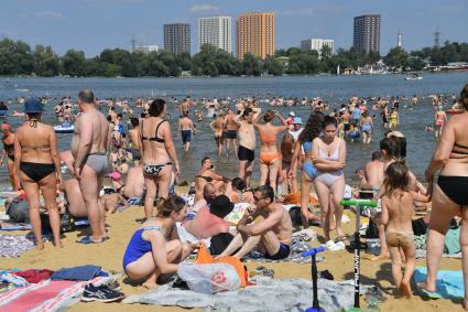 Москва. Горожане купаются в озере Белое в районе Косино-Ухтомское.