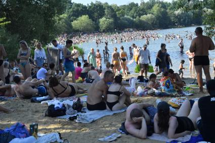 Москва. Горожане купаются в озере Белое в районе Косино-Ухтомское.