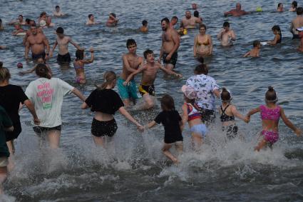 Москва. Горожане купаются в озере Белое в районе Косино-Ухтомское.