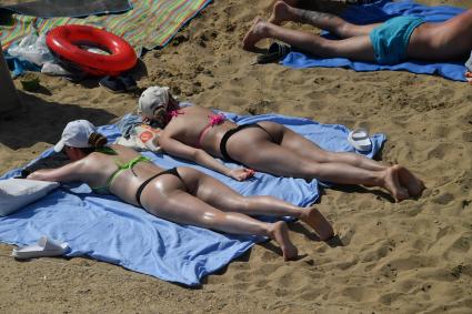 Москва. Девушки загорают на пляже озера Белое в районе Косино-Ухтомское.