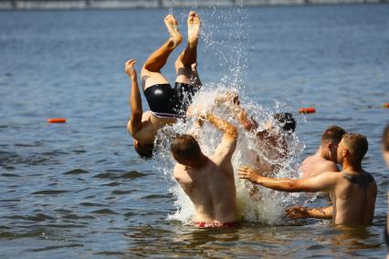 Москва. Горожане во время отдыха на пляже `Динамо`.