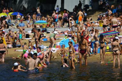 Москва. Отдыхающие на пляже `Динамо` на Химкинском водохранилище.