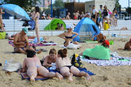 Москва. Горожане загорают на пляже `Динамо`.