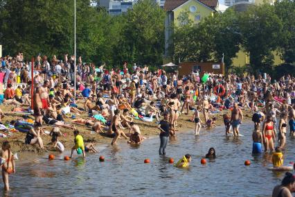 Москва. Отдыхающие на пляже `Динамо` на Химкинском водохранилище.