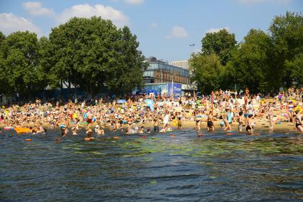 Москва. Отдыхающие на пляже `Динамо` на Химкинском водохранилище.