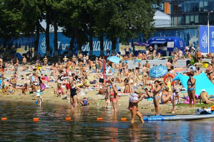 Москва. Отдыхающие на пляже `Динамо` на Химкинском водохранилище.