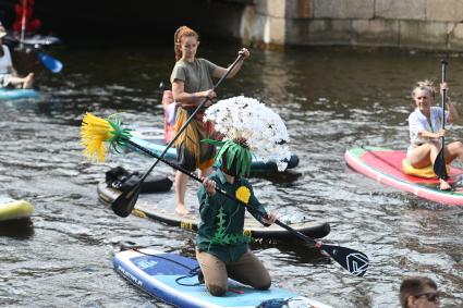 Санкт-Петербург. Участники фестиваля `Фонтанка SUP` во время сплава на сапборде.