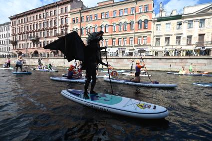 Санкт-Петербург. Участники фестиваля `Фонтанка SUP` во время сплава на сапборде.
