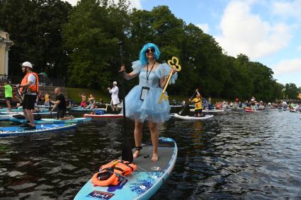 Санкт-Петербург. Участники фестиваля `Фонтанка SUP` во время сплава на сапборде.