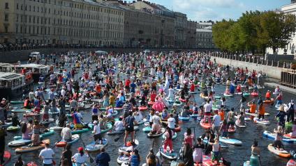 Санкт-Петербург. Участники фестиваля `Фонтанка SUP` во время сплава на сапборде.