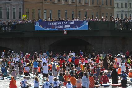 Санкт-Петербург. Участники фестиваля `Фонтанка SUP` во время сплава на сапборде.