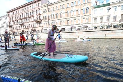 Санкт-Петербург. Участники фестиваля `Фонтанка SUP` во время сплава на сапборде.