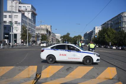 Екатеринбург. Сотрудники ГИБДД перекрыли дорогу на проспекте Ленина из-за празднования дня строителя