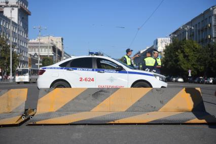 Екатеринбург. Сотрудники ГИБДД перекрыли дорогу на проспекте Ленина из-за празднования дня строителя