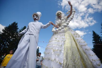 Екатеринбург. Участники фестиваля театров \'Лица улиц\' во время шествия по парку Маяковского