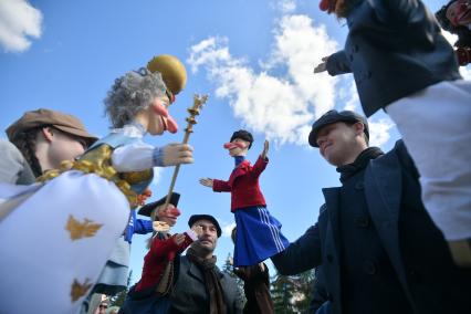 Екатеринбург. Участники фестиваля театров \'Лица улиц\' перед шествием по парку Маяковского