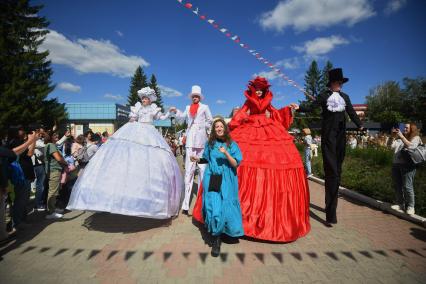 Екатеринбург. Участники фестиваля театров \'Лица улиц\' во время шествия по парку Маяковского