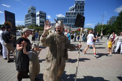 Екатеринбург. Участники фестиваля театров \'Лица улиц\' перед шествием по парку Маяковского