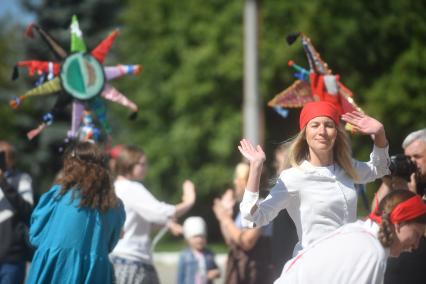 Екатеринбург. Участники фестиваля театров \'Лица улиц\' перед шествием по парку Маяковского