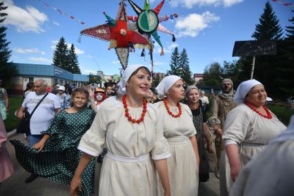 Екатеринбург. Участники фестиваля театров \'Лица улиц\' во время шествия по парку Маяковского