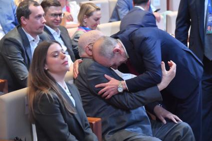 Москва. Член комитет Государственной Думы РФ по строительству и жилищно-коммунальному хозяйству Владимир Ресин и Генеральный директор
Московского фонда реновации жилой застройки Анатолий Константинов (с права) во время награждения победителей конкурса `Лучший реализованный проект в области строительства`в концертном зале `Зарядье`.