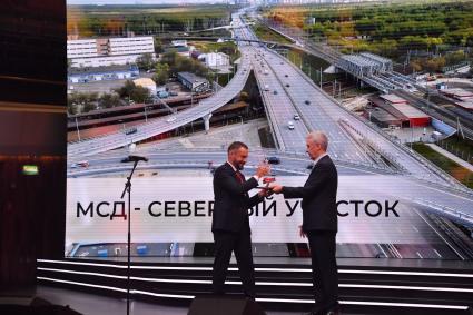 Москва.  Мэр Москвы Сергей Собянин (с права) во время награждения победителей  конкурса `Лучший реализованный проект в области строительства`в концертном зале `Зарядье`.