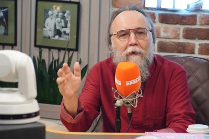 Москва. Лидер Международного Евразийского движения, политолог, философ Александр Дугин на радио `Комсомольская правда`.