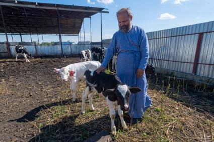 Ряжский район. Село Новое Еголдаево. Священник отец  Дионисий (Денис Соляков)  в своем фермерском хозяйстве.