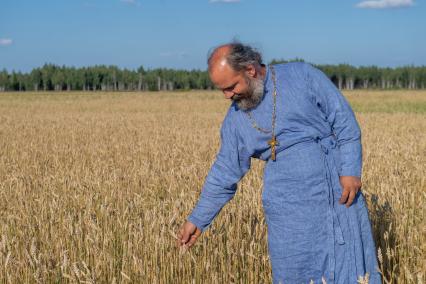 Ряжский район. Село Новое Еголдаево. Священник отец  Дионисий (Денис Соляков)  в своем фермерском хозяйстве.