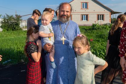 Ряжский район. Село Новое Еголдаево. Священник отец Дионисий (Денис Соляков) со своими детьми .