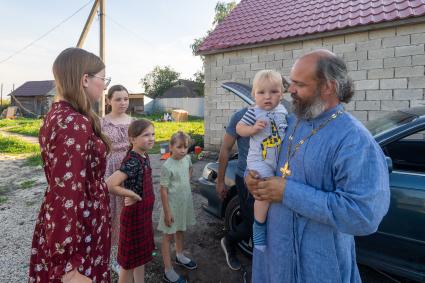 Ряжский район. Село Новое Еголдаево. Священник отец  Дионисий (Денис Соляков) со своими детьми .