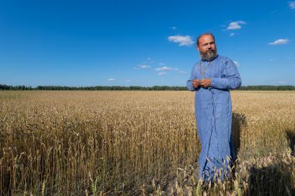 Ряжский район. Село Новое Еголдаево. Священник отец Дионисий (Денис Соляков) в своем фермерском хозяйстве.