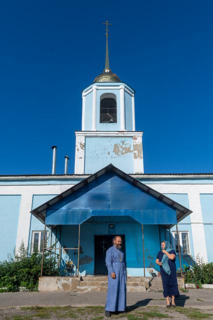 Ряжский район. Село Новое Еголдаево. Священник отец Дионисий ( Денис Соляков) и матушка Надежда у храма Николая Чудотворца.