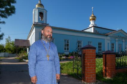 Ряжский район. Село Новое Еголдаево. Священник отец Дионисий ( Денис Соляков)   у храма Николая Чудотворца.