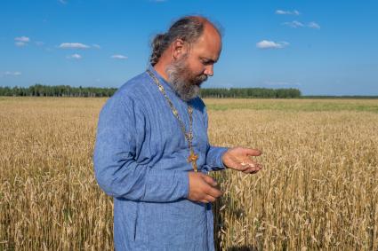 Ряжский район. Село Новое Еголдаево. Священник отец  Дионисий (Денис Соляков)  в своем фермерском хозяйстве.